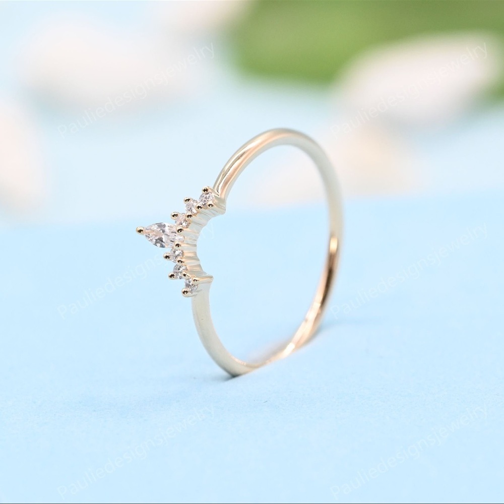 Elegant Gold Ring with Diamond Accent